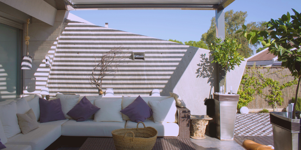 Pérgola bioclimática en casa acogedora