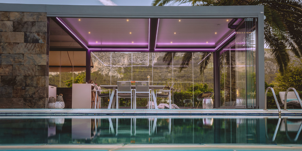 Pérgola bioclimática en casa acogedora