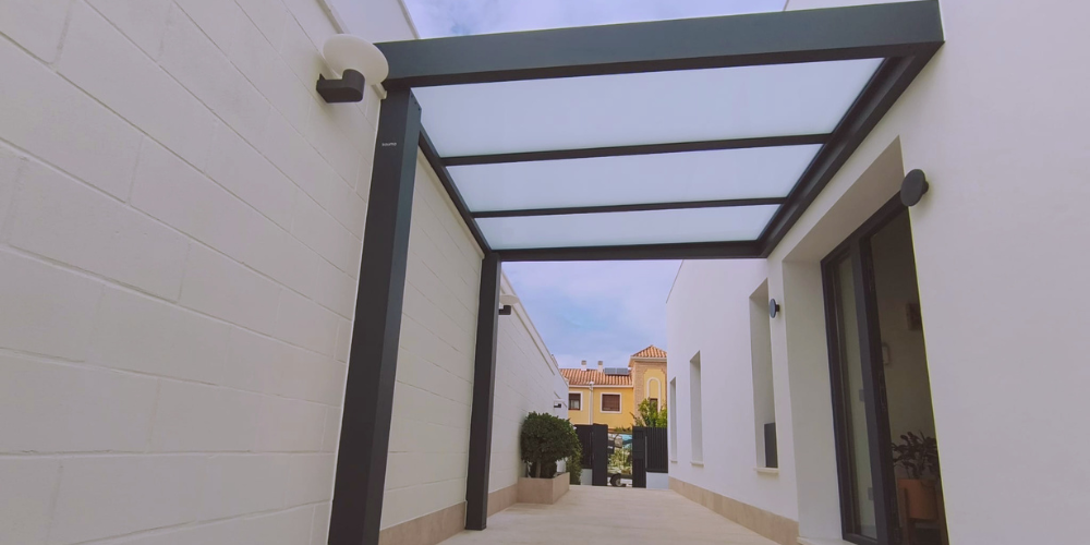 Pérgola de cristal en casa acogedora