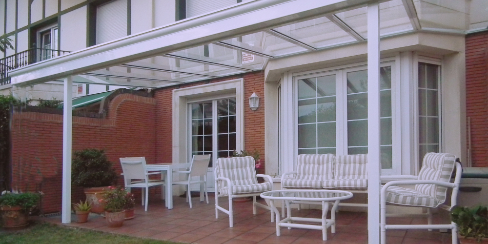 techo fijo de cristal en casa acogedora