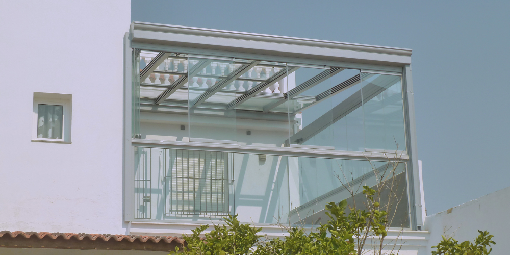 techo móvil de cristal en casa acogedora