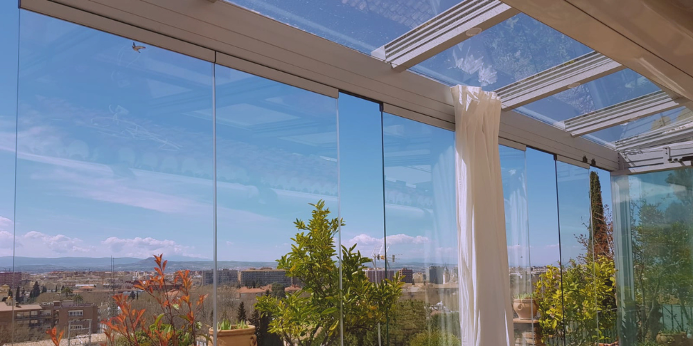 techo móvil de cristal en casa acogedora