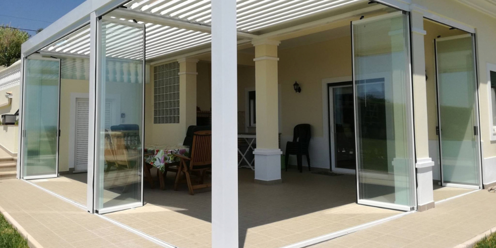 Terraza de verano con cortina de cristal abatible