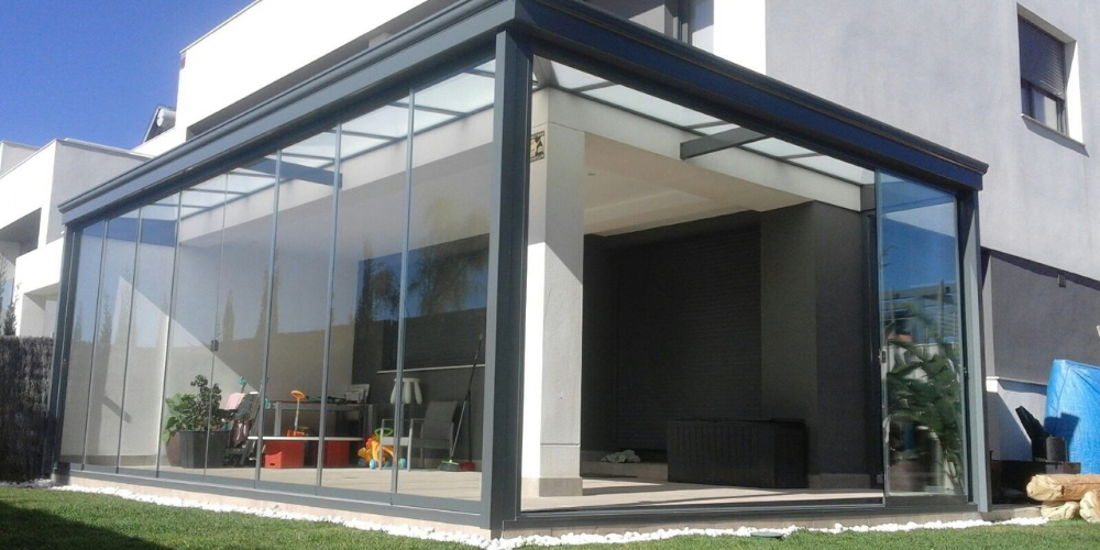 Terraza de verano con cortina de cristal corredera