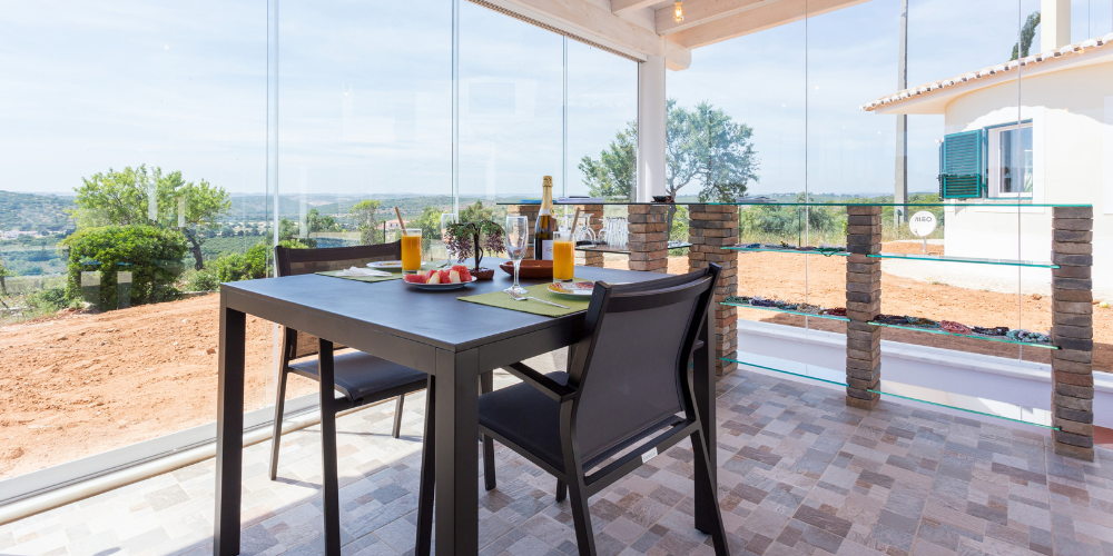 Terraza de verano con cortina de cristal corredera