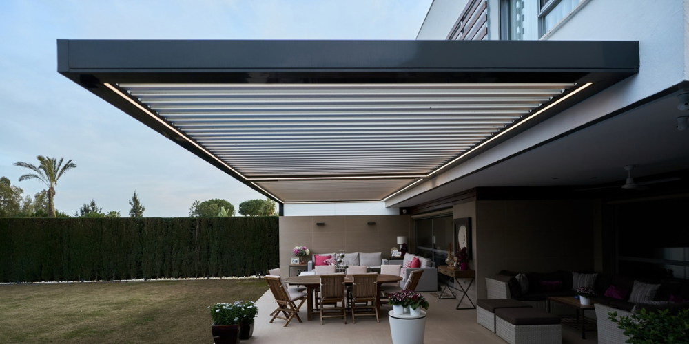 Terraza de verano con pérgola bioclimática