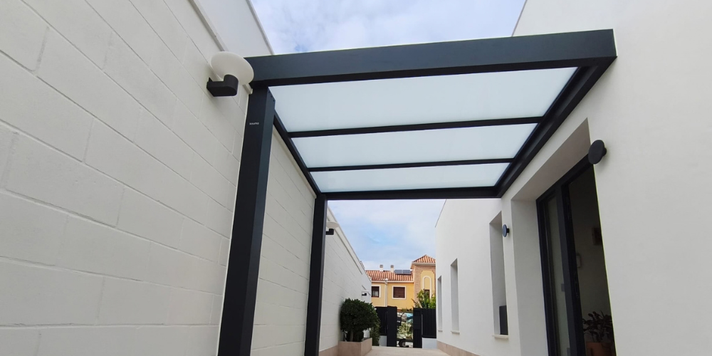 Terraza de verano con pérgola de cristal