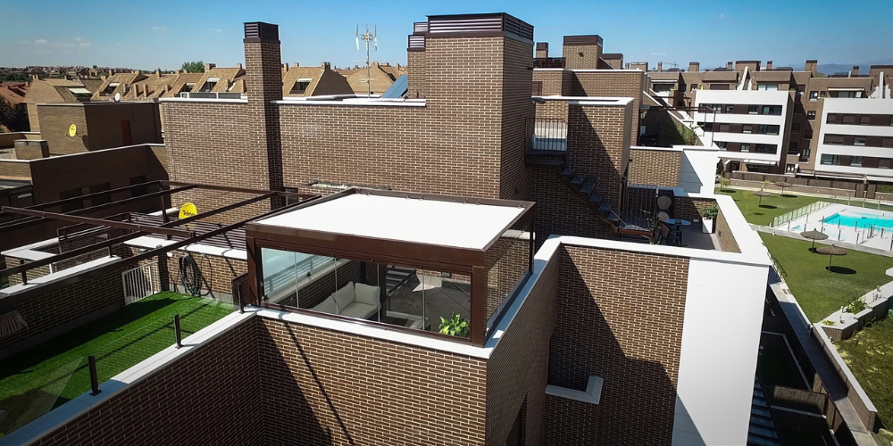 Terraza de verano con pérgola de panel sándwich