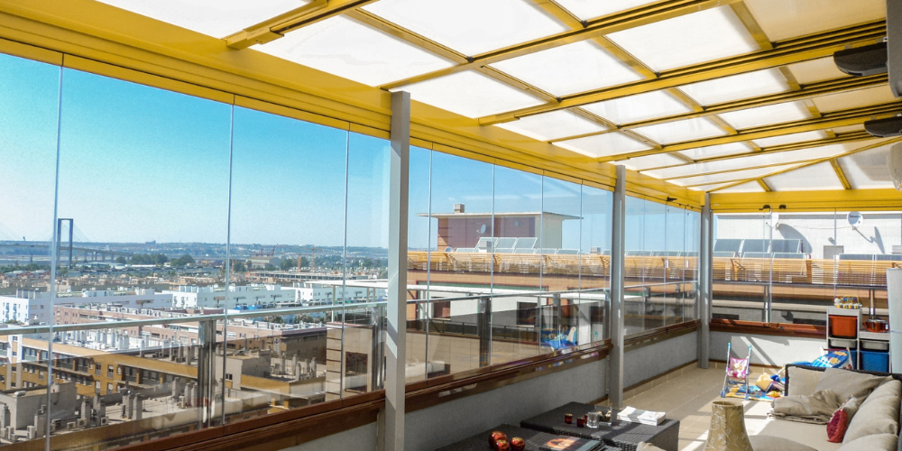 Terraza de verano con techo de cristal móvil