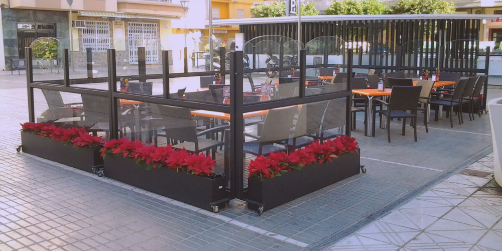 Cómo transformar tu terraza con paravientos de cristal fijos