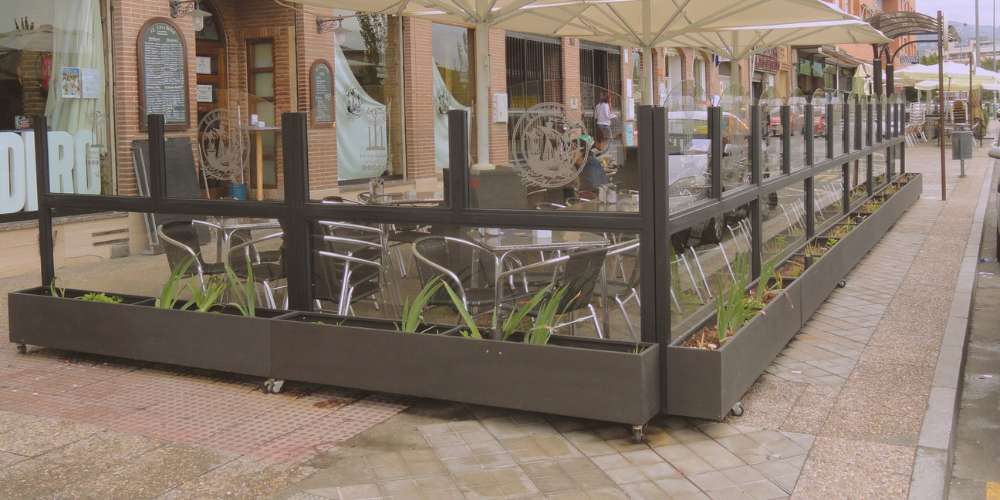 Cómo transformar tu terraza con paravientos de cristal fijos
