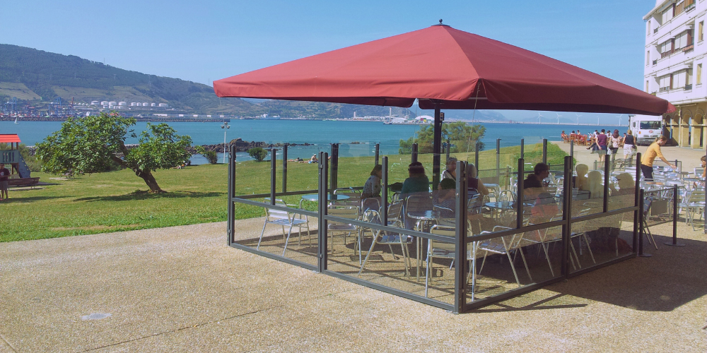 Cómo transformar tu terraza con paravientos de cristal fijos