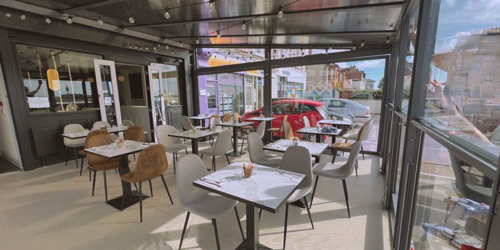 Cómo transformar tu terraza con paravientos de cristal móviles