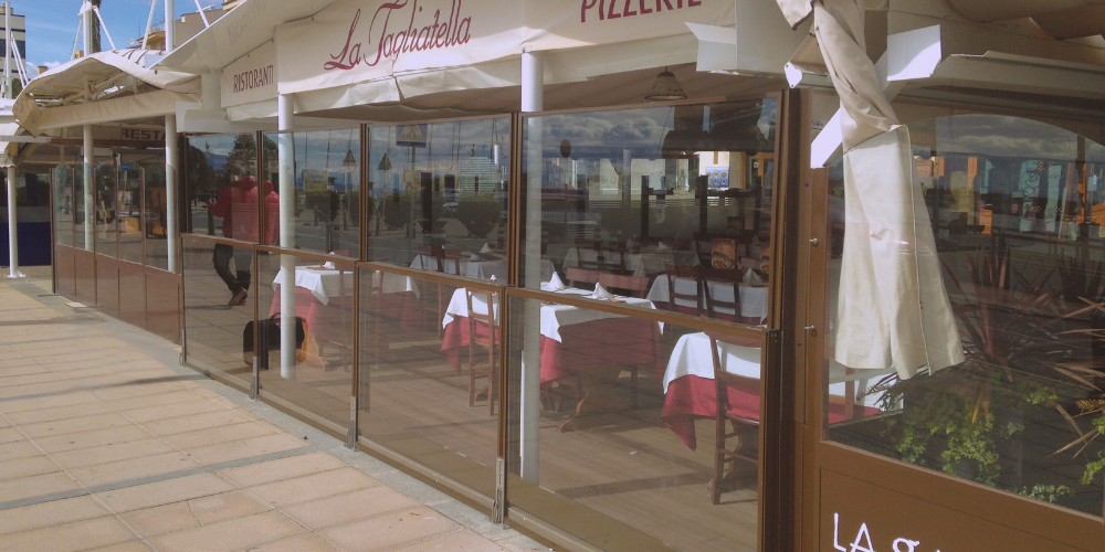 Cómo transformar tu terraza con paravientos de cristal móviles