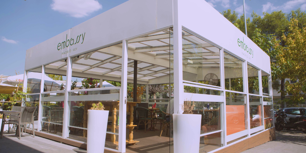 Cómo transformar tu terraza con paravientos de cristal móviles