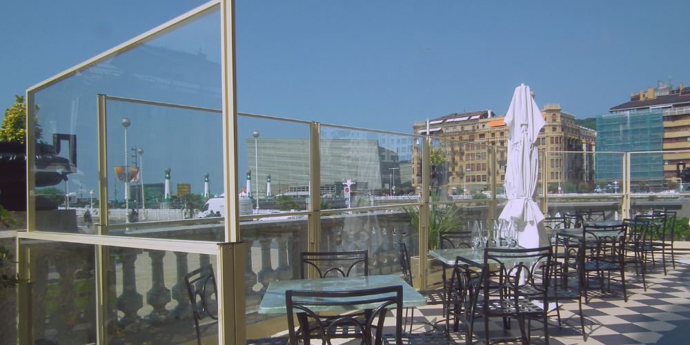 Cómo transformar tu terraza con paravientos de cristal móviles