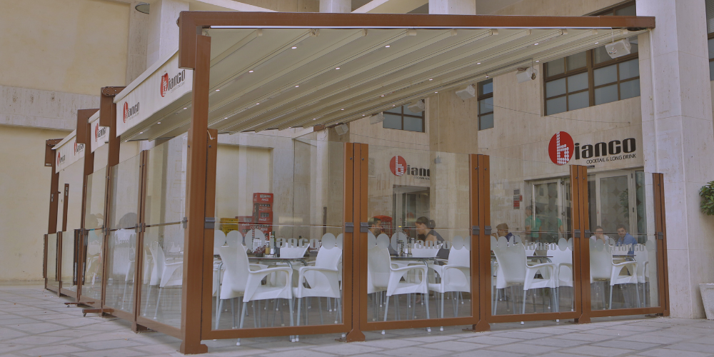 Cómo transformar tu terraza con paravientos de cristal plegables