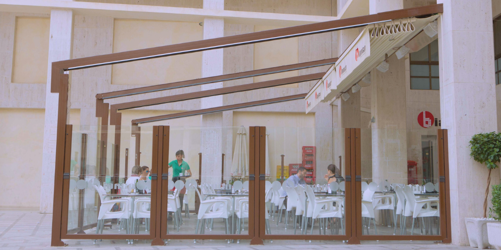 Cómo transformar tu terraza con paravientos de cristal plegables