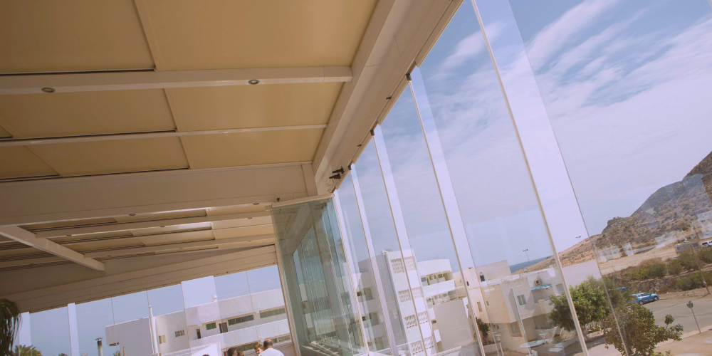 ¿Qué son las cortinas de cristal y qué tipos hay?