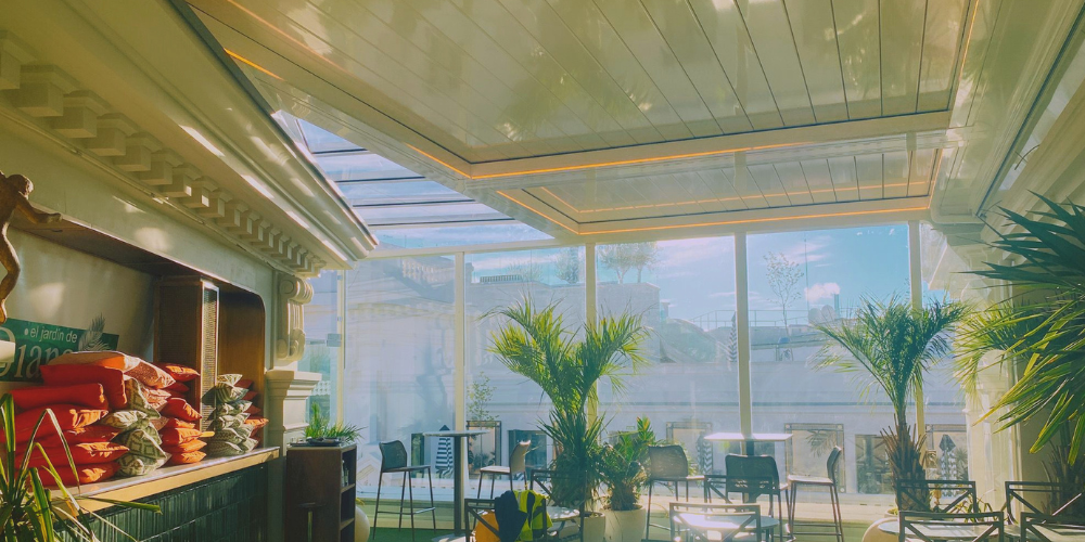 ¿Qué son las cortinas de cristal y qué tipos hay?