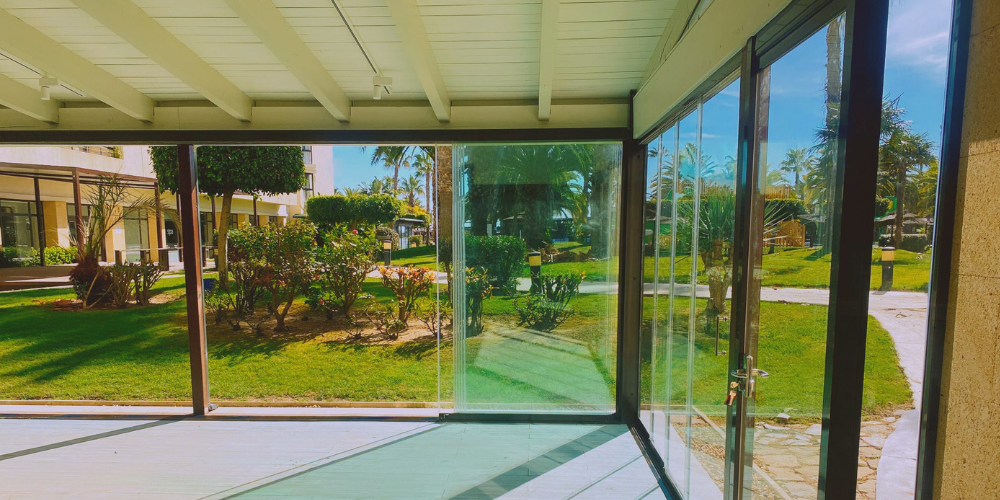 ¿Qué son las cortinas de cristal y qué tipos hay?