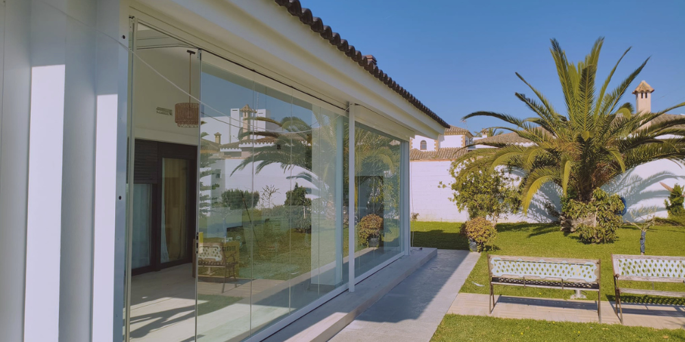 ¿Qué son las cortinas de cristal y qué tipos hay?