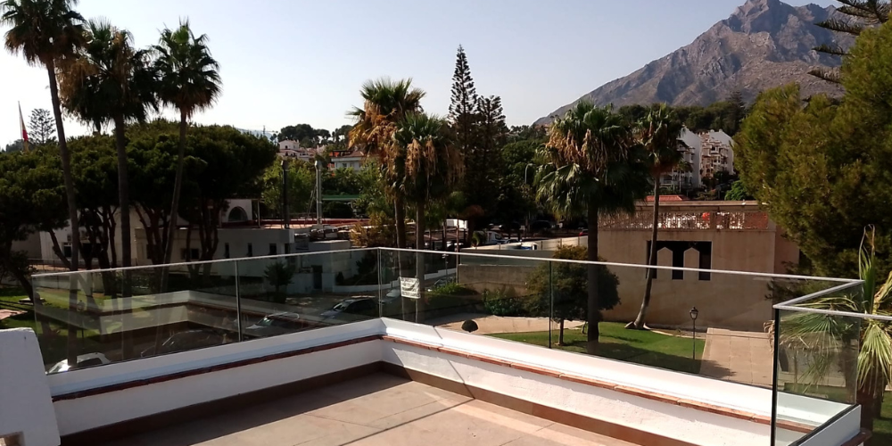 Barandillas de cristal en cerramientos de balcones