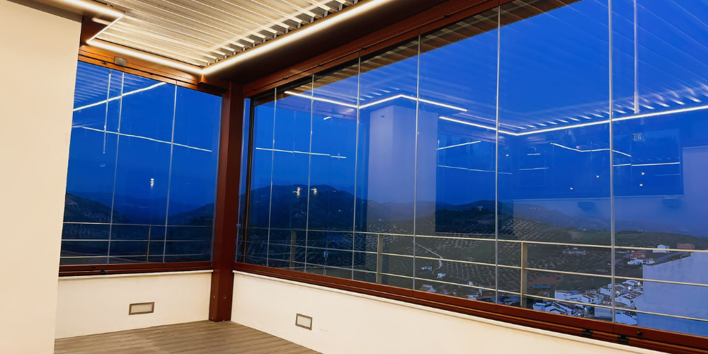 Cerramientos de balcones con pérgola bioclimáticas a medida y cortinas de cristal