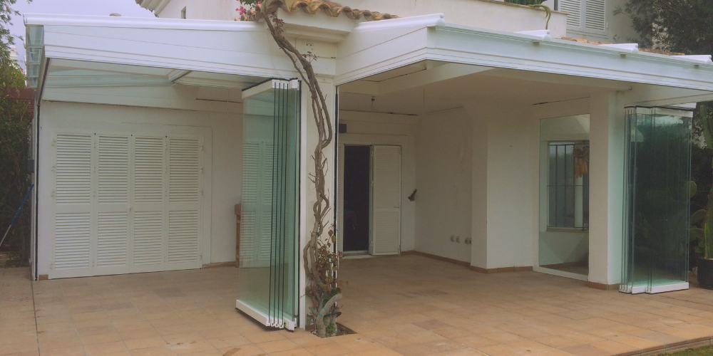 Interiorismo y cristal_ La tendencia que elimina las paredes