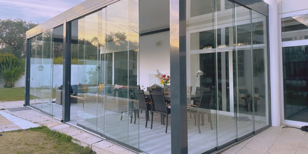 Interiorismo y cristal_ La tendencia que elimina las paredes