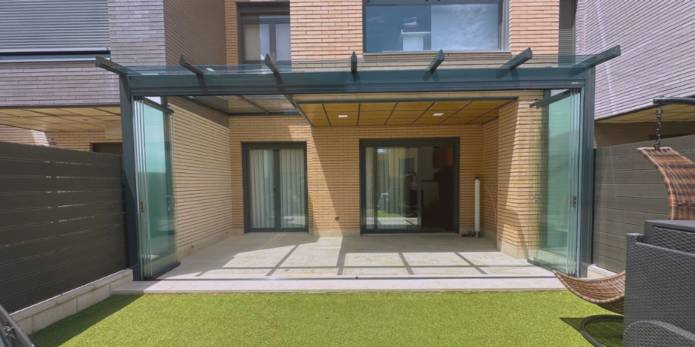 Interiorismo y cristal_ La tendencia que elimina las paredes