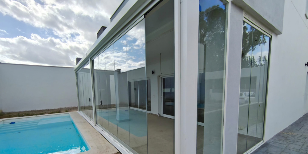 Talos, la pérgola de panel sándwich ideal para dar sombra