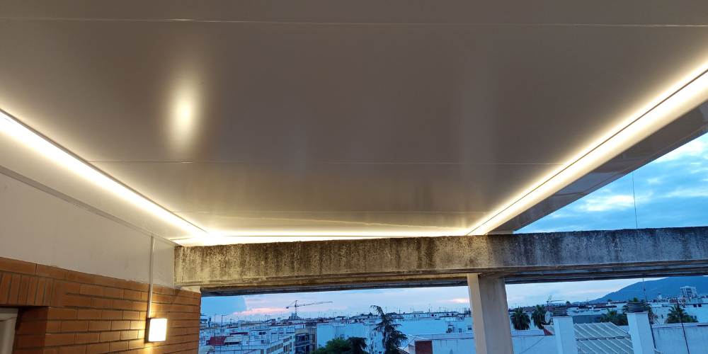 Talos, la pérgola de panel sándwich ideal para dar sombra
