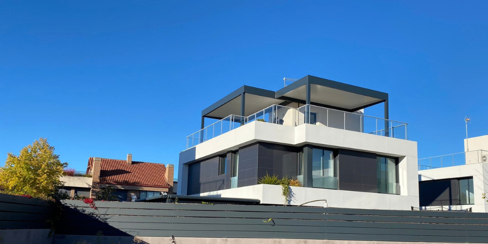 Talos, la pérgola de panel sándwich ideal para dar sombra