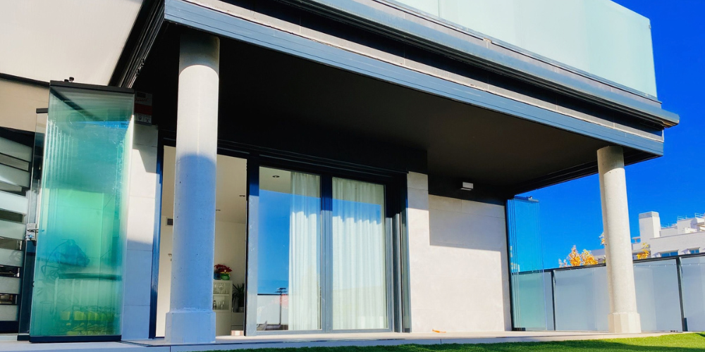 Talos, la pérgola de panel sándwich ideal para dar sombra