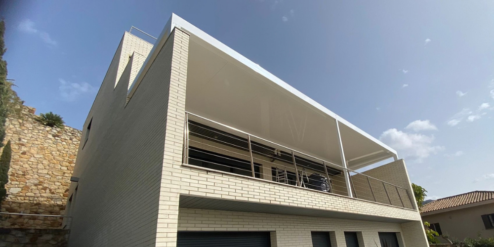 Talos, la pérgola de panel sándwich ideal para dar sombra