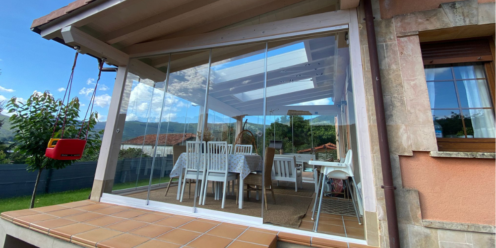 Acristalar terraza para invierno con cortinas de cristal correderas