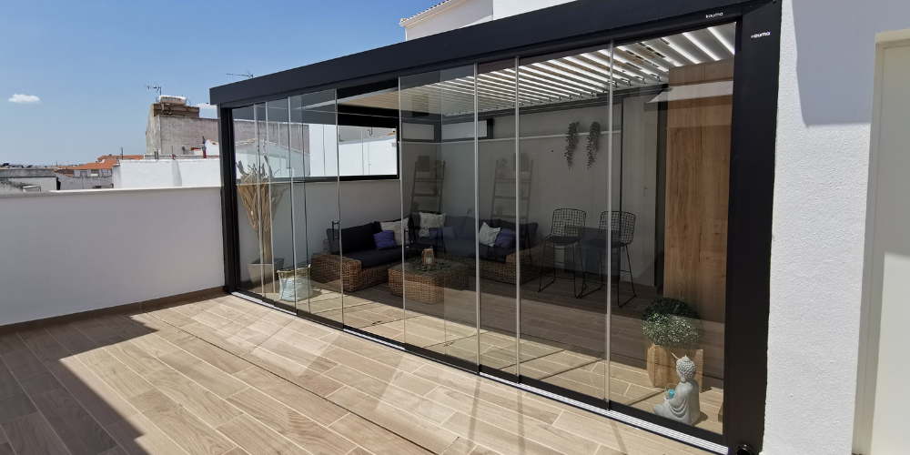 Acristalar terraza para invierno con cortinas de cristal correderas