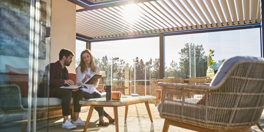 Acristalar terraza para invierno con pérgola bioclimática