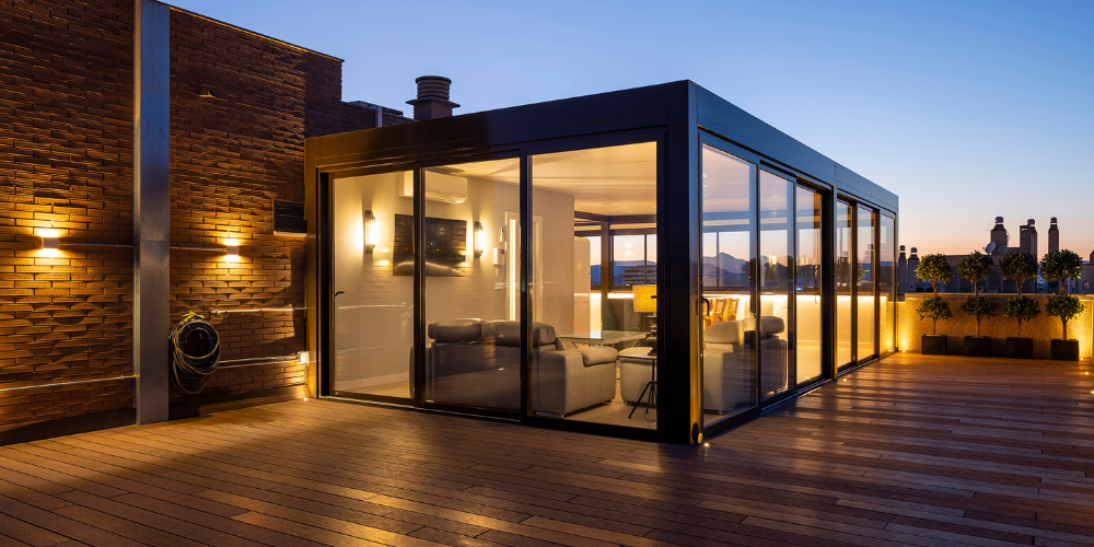 Acristalar terraza para invierno con pérgola de panel sándwich