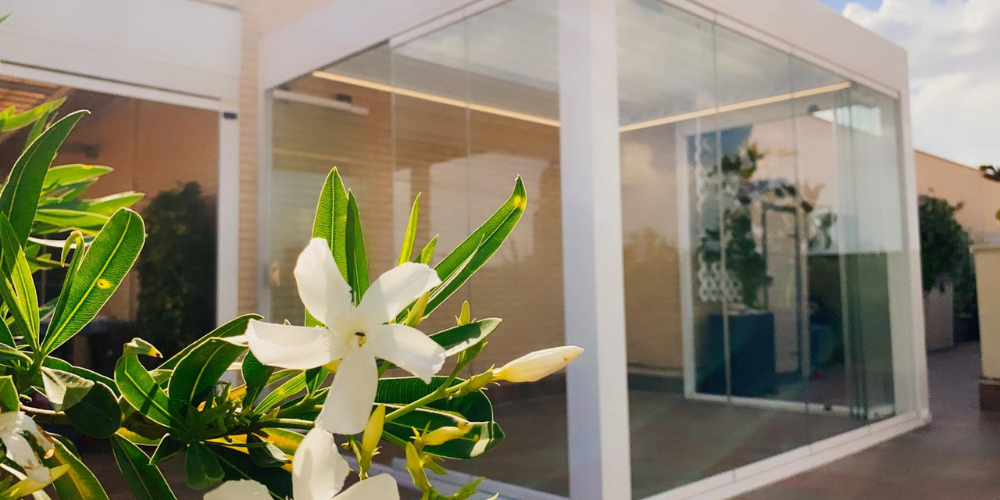 cerramiento de terraza en un jardín