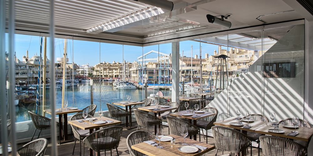 pérgolas bioclimáticas en restaurantes en invierno con vistas al mar