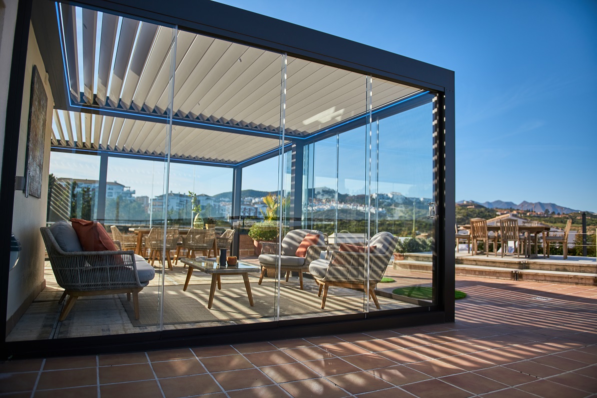 Pérgola bioclimática de lamas orientables en cerramiento de terraza