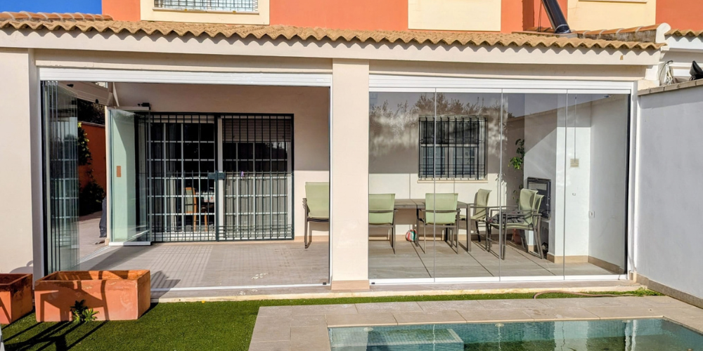 Tipos de cortinas de cristal_ Ejemplo de cortina de cristal abatible