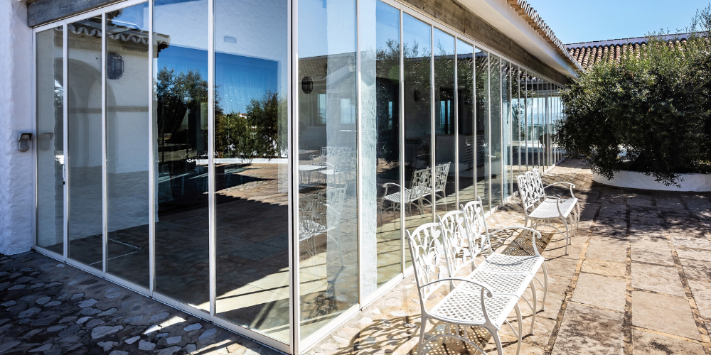 Tipos de cortinas de cristal_ Ejemplo de cortina de cristal abatible con aislamiento térmico
