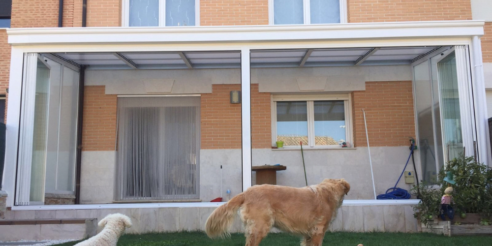Tipos de cortinas de cristal_ Ejemplo de cortina de cristal abatible con aislamiento térmico