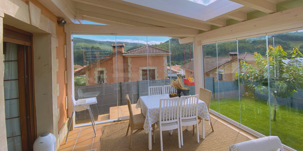 Tipos de cortinas de cristal_ Ejemplo de cortina de cristal abatible