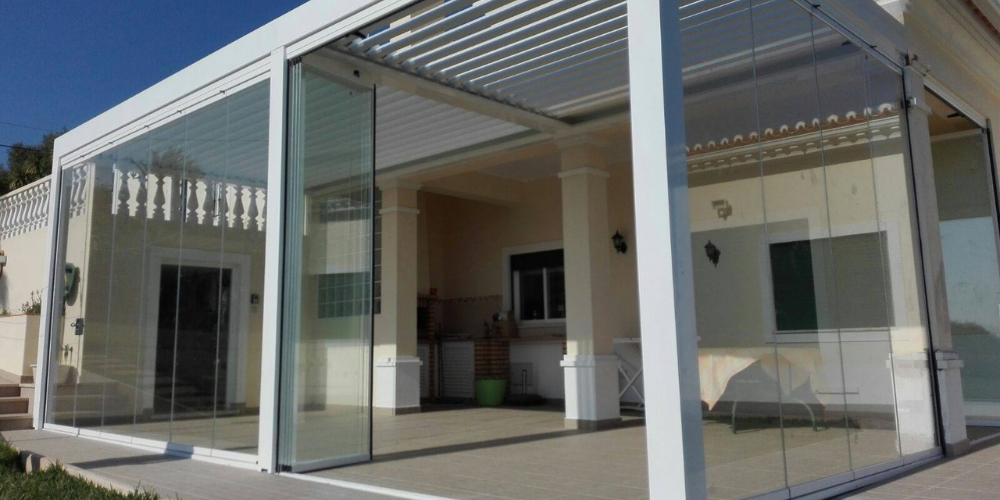 Tipos de cortinas de cristal_ Ejemplo de cortina de cristal en pérgola bioclimática