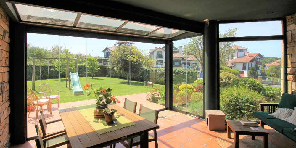 Tipos de cortinas de cristal_ Ejemplo de cortina de cristal en pérgola de cristal