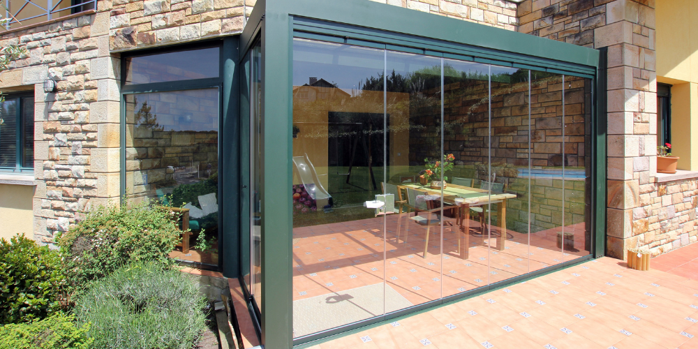 Tipos de cortinas de cristal_ Ejemplo de cortina de cristal en pérgola de cristal